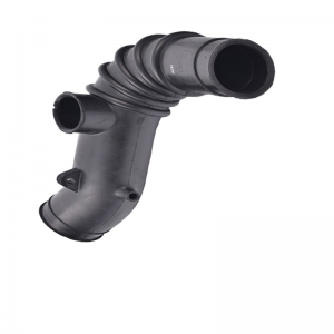 Hadice filtru pro přívod vzduchu z černého automobilového motoru